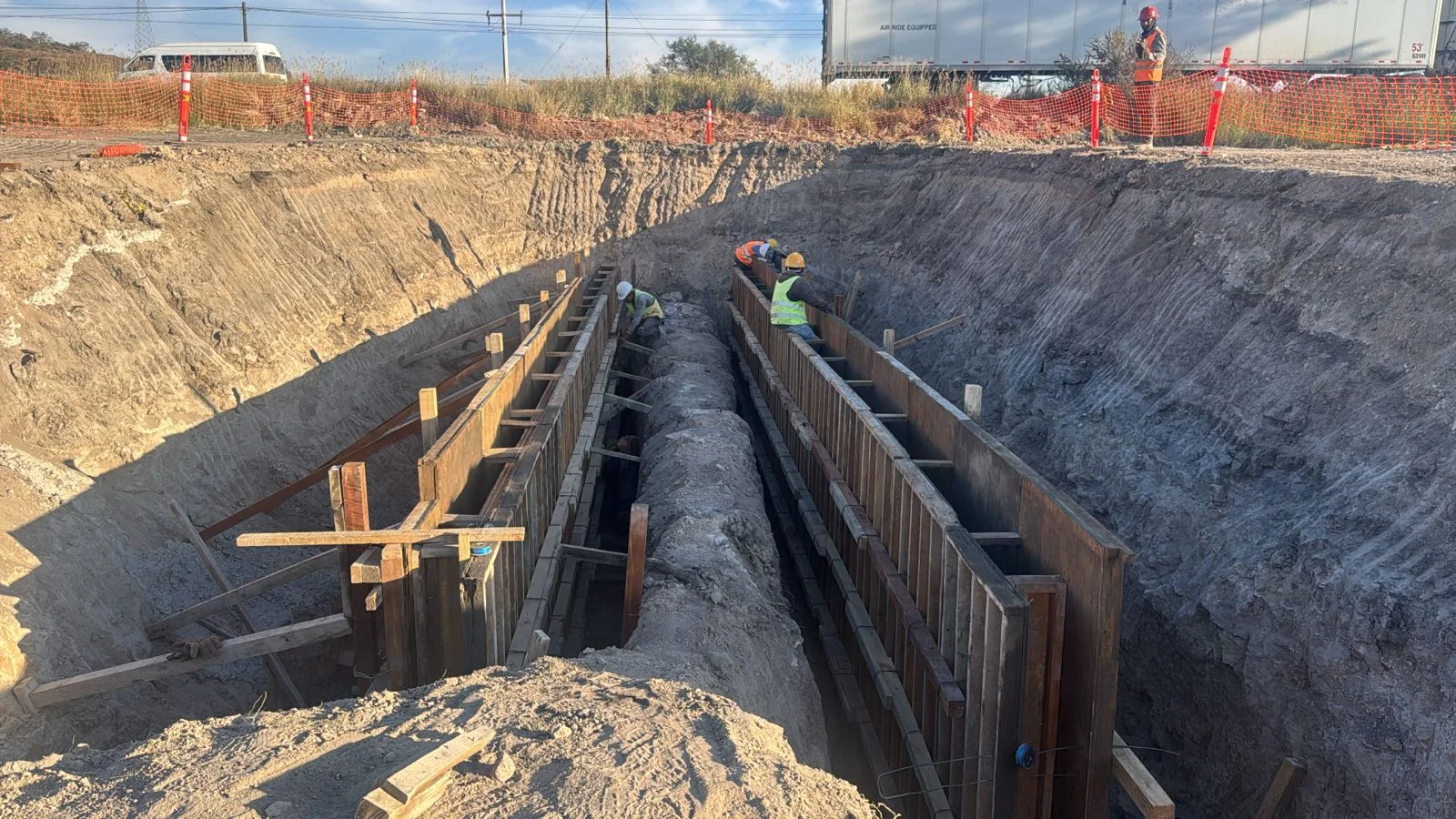 Excavación profunda lineal preparada para infraestructura subterránea