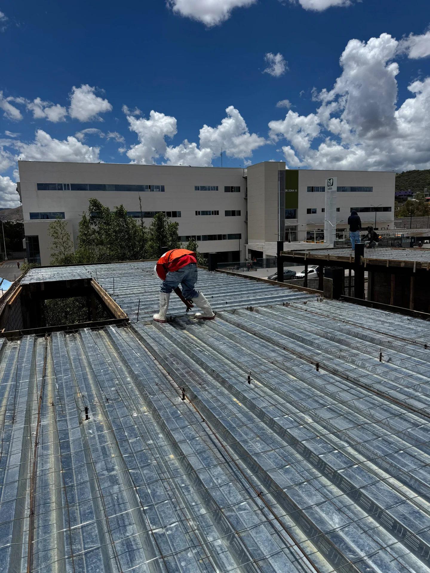 Trabajador sobre cubierta industrial de lámina