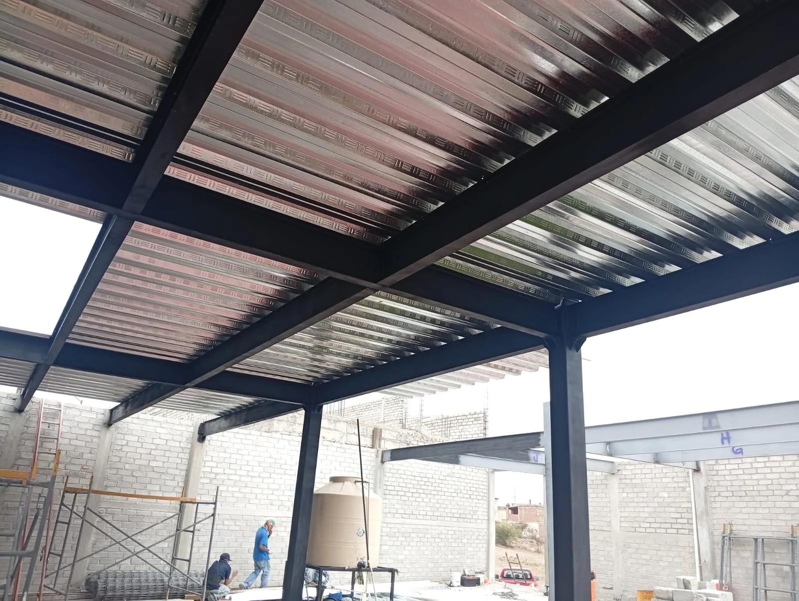 Estructura metálica de techumbre en edificio industrial