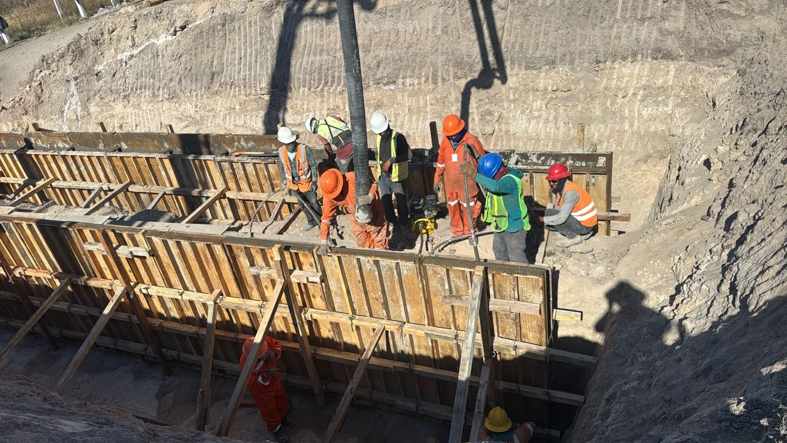 Equipo SIVIC trabajando en cimentación con cimbra de madera