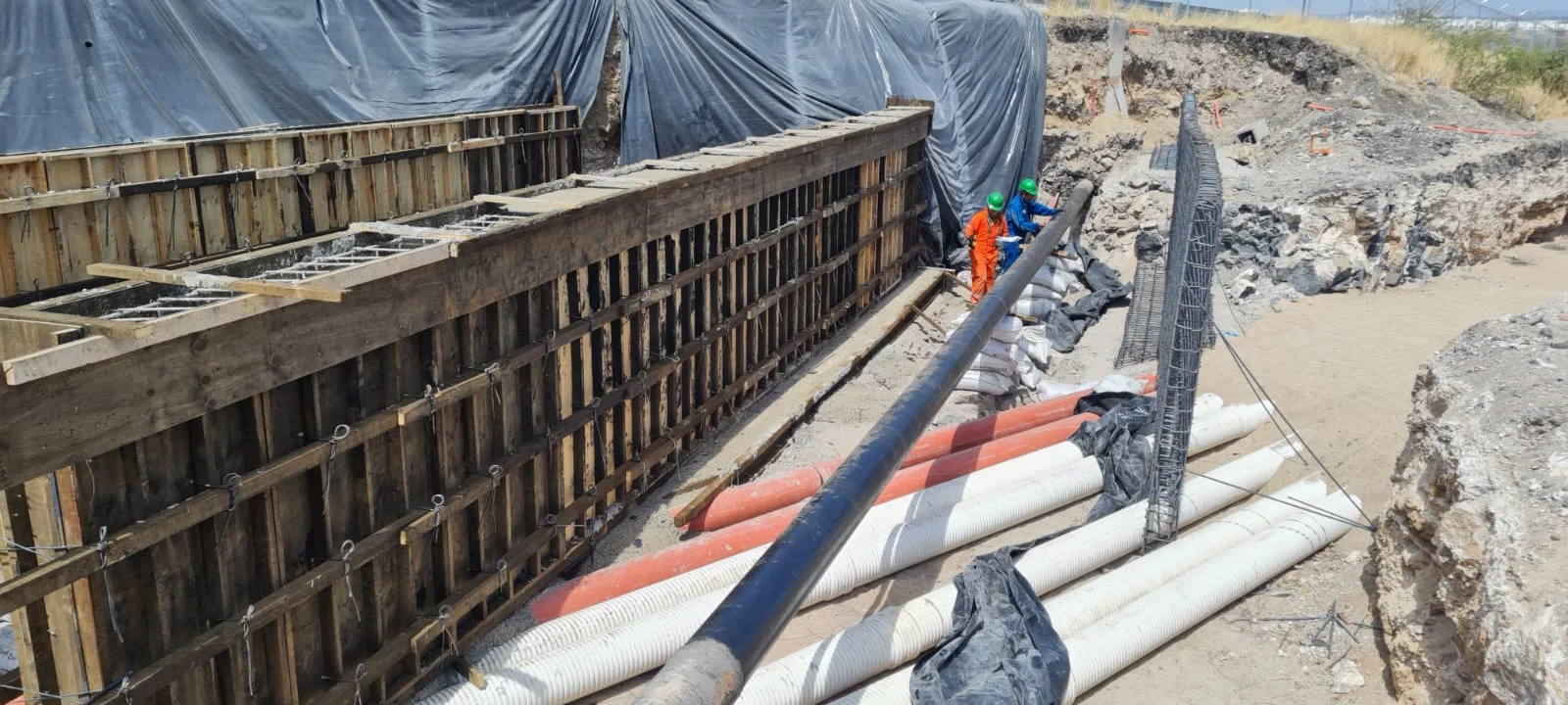 Muro de cimentación con materiales listos para obra civil