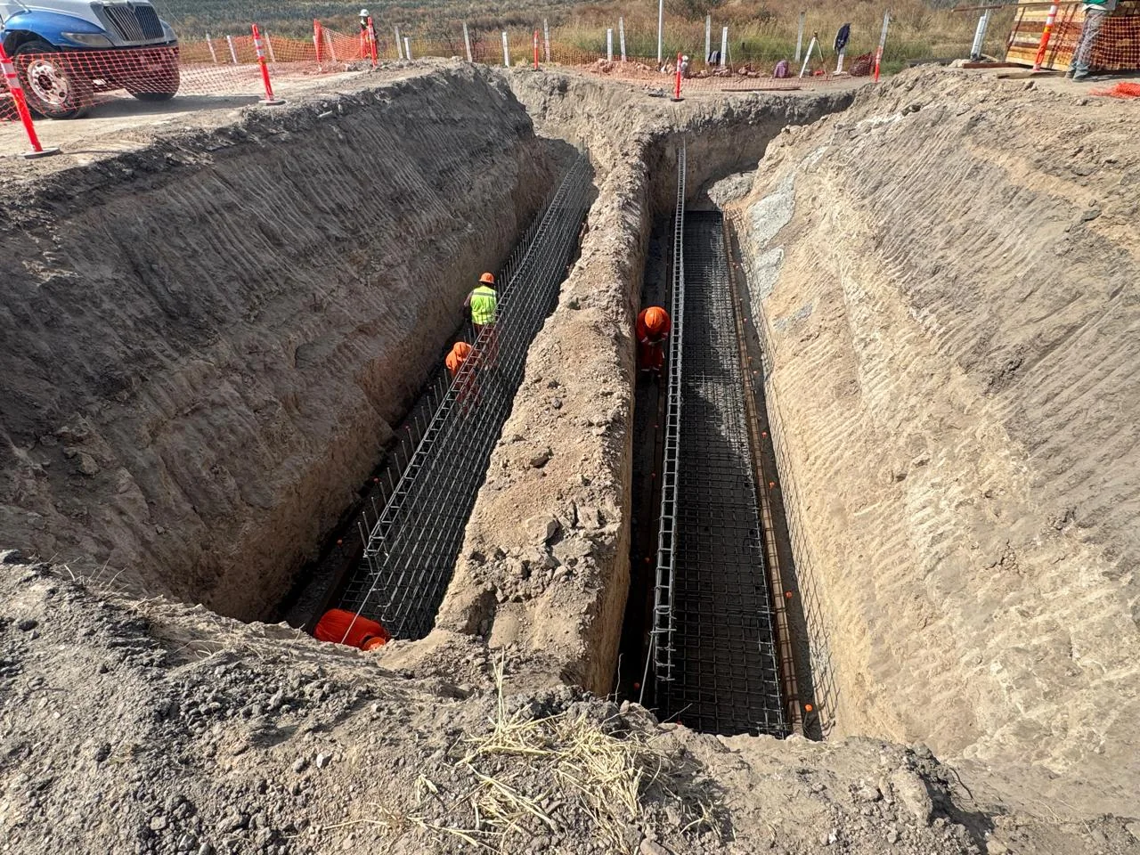 Zanja de cimentación con acero de refuerzo instalado