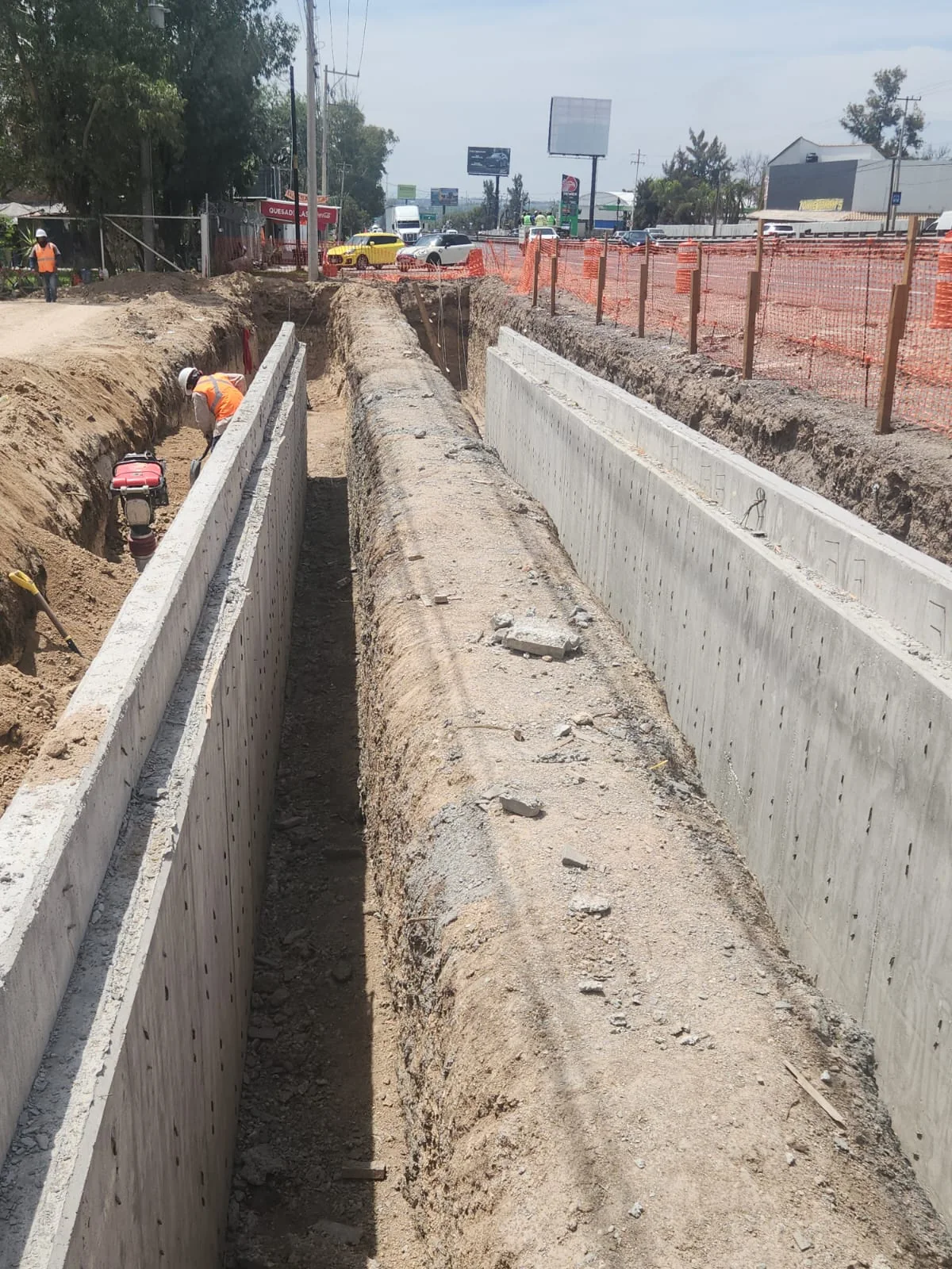 Canal lineal de concreto terminado junto a vialidad